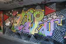 825714 Afbeelding van een stuk graffiti met deUtrechtse Kabouter (KBTR) op de wand van de fietstunnel onder het ...